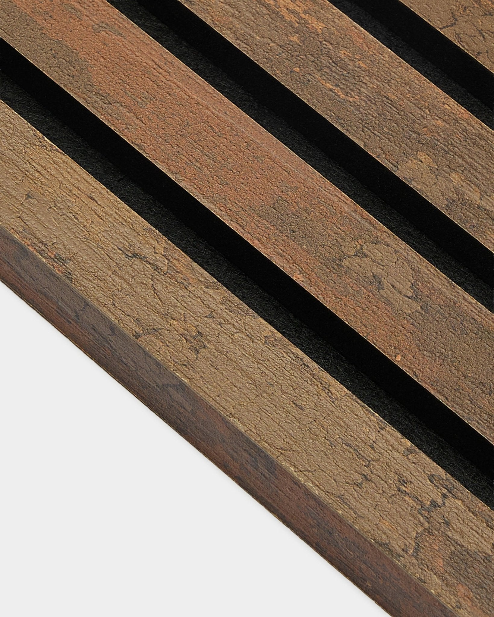 Gros plan sur la lamelle d’extrémité WoodUpp en Oxide Copper, 2,2 cm — des lattes acoustiques en bois texturées avec des espacements black, conçues pour une installation murale Akupanel.